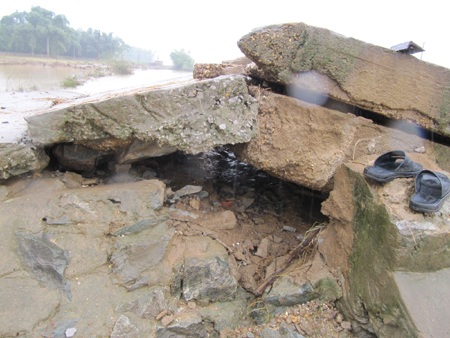 Lũ cuốn sập cầu, hơn 1.000 người dân chật vật tìm đường đi - 4