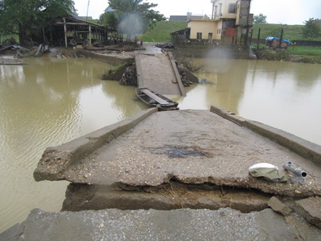 Lũ cuốn sập cầu, hơn 1.000 người dân chật vật tìm đường đi - 8