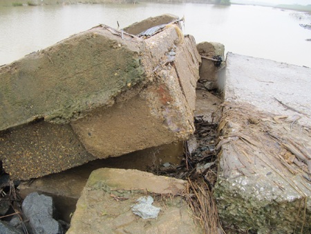 Lũ cuốn sập cầu, hơn 1.000 người dân chật vật tìm đường đi - 5