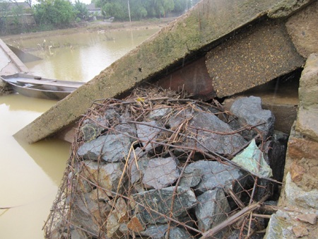 Lũ cuốn sập cầu, hơn 1.000 người dân chật vật tìm đường đi - 6