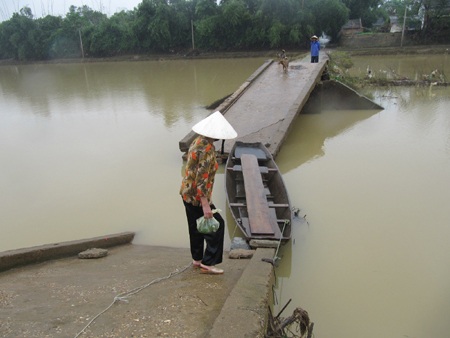 Lũ cuốn sập cầu, hơn 1.000 người dân chật vật tìm đường đi - 2