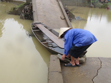 Lũ cuốn sập cầu, hơn 1.000 người dân chật vật tìm đường đi - 7