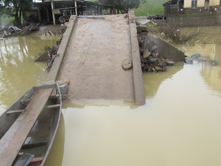 Lũ cuốn sập cầu, hơn 1.000 người dân chật vật tìm đường đi - 3