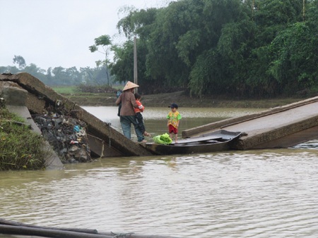Lũ cuốn sập cầu, hơn 1.000 người dân chật vật tìm đường đi - 13