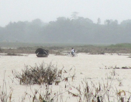 Lũ cuốn sập cầu, hơn 1.000 người dân chật vật tìm đường đi - 11