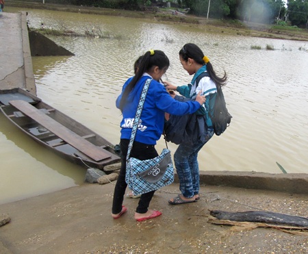 Lũ cuốn sập cầu, hơn 1.000 người dân chật vật tìm đường đi - 14