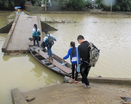 Lũ cuốn sập cầu, hơn 1.000 người dân chật vật tìm đường đi - 15