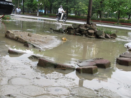 Trời không mưa, đường vẫn ngập - 2
