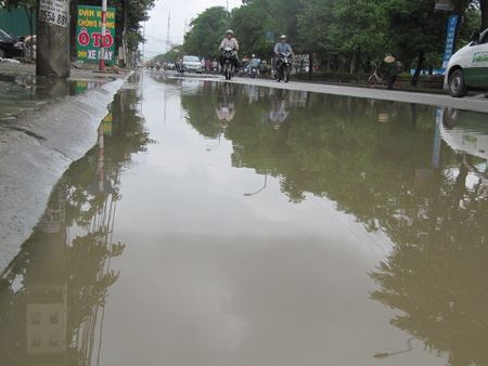 Trời không mưa, đường vẫn ngập - 1