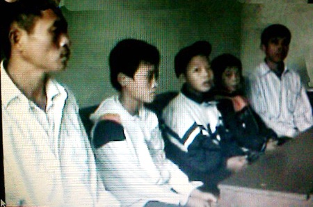 Học sinh lớp 6 trộm bu-lông đường sắt lấy tiền chơi game - 2