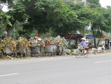 Dân chặn xe vào bãi, thành Vinh lại ứ đọng rác thải - 2