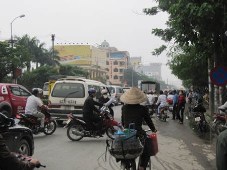 Tắc nghẽn giao thông vì phát hiện xác chết dưới hồ - 4 Tắc nghẽn giao thông vì phát hiện xác chết dưới hồ - 4