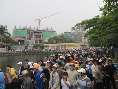 Tắc nghẽn giao thông vì phát hiện xác chết dưới hồ - 3 Tắc nghẽn giao thông vì phát hiện xác chết dưới hồ - 3