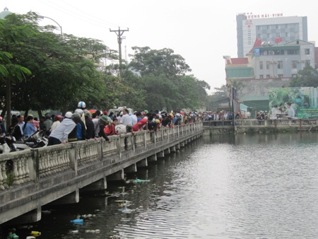 Tắc nghẽn giao thông vì phát hiện xác chết dưới hồ - 1 Tắc nghẽn giao thông vì phát hiện xác chết dưới hồ - 1