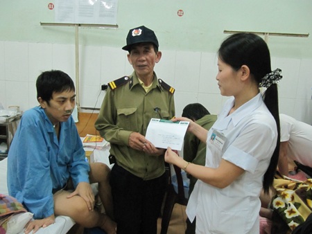 Quà bạn đọc đến với người bảo vệ nuôi vợ tâm thần, con suy thận - 1 Quà bạn đọc đến với người bảo vệ nuôi vợ tâm thần, con suy thận - 1