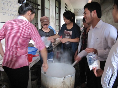 Những bát cháo ấm lòng bệnh nhân nghèo - 2 Những bát cháo ấm lòng bệnh nhân nghèo - 2