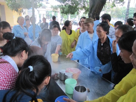 Những bát cháo ấm lòng bệnh nhân nghèo - 7 Những bát cháo ấm lòng bệnh nhân nghèo - 7