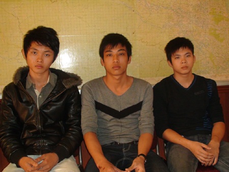 Xe máy “kẹp 3” chạy trốn công an, gây tai nạn liên hoàn - 1 Xe máy “kẹp 3” chạy trốn công an, gây tai nạn liên hoàn - 1