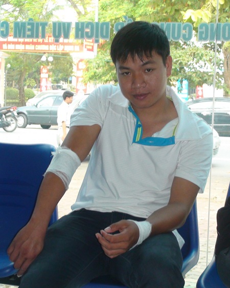 Xe máy “kẹp 3” chạy trốn công an, gây tai nạn liên hoàn - 2 Xe máy “kẹp 3” chạy trốn công an, gây tai nạn liên hoàn - 2