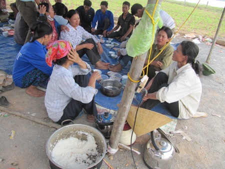 Vụ dân bao vây trại lợn: Hàng nghìn con lợn có nguy cơ chết đói - 1 Vụ dân bao vây trại lợn: Hàng nghìn con lợn có nguy cơ chết đói - 1