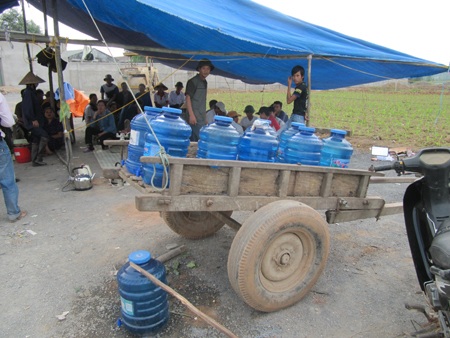 Vụ dân bao vây trại lợn: Hàng nghìn con lợn có nguy cơ chết đói - 2 Vụ dân bao vây trại lợn: Hàng nghìn con lợn có nguy cơ chết đói - 2