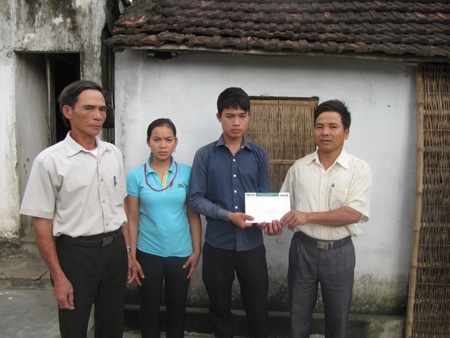 Quà bạn đọc đến với 3 anh em mồ côi - 1