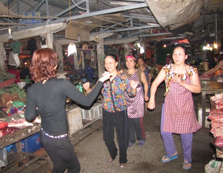 Gặp những chị hàng thịt “bỗng dưng nổi tiếng” - 1 Gặp những chị hàng thịt “bỗng dưng nổi tiếng” - 1