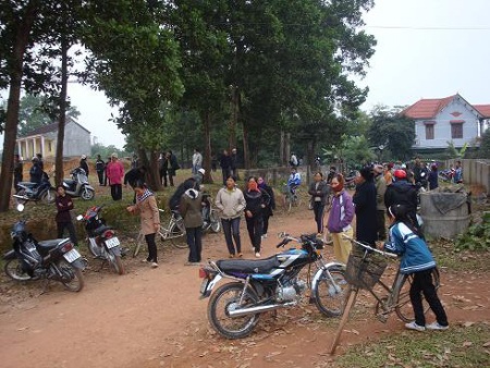 Một cán bộ xã chết trong tư thế treo cổ - 2