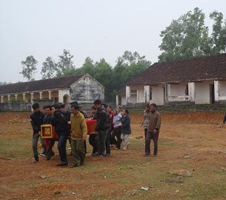 Một cán bộ xã chết trong tư thế treo cổ - 3