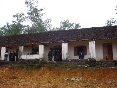 Một cán bộ xã chết trong tư thế treo cổ - 1