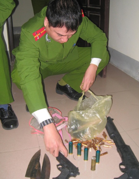 Trùm xã hội đen khét tiếng khóc nức nở trong trại tạm giam - 3 Trùm xã hội đen khét tiếng khóc nức nở trong trại tạm giam - 3