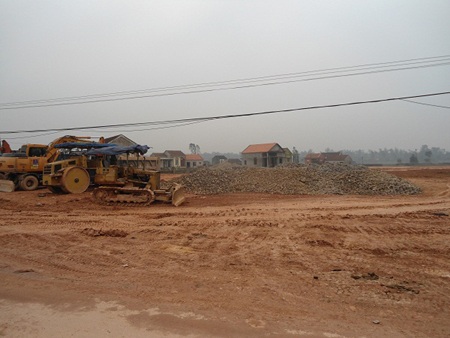 Dân bao vây trại lợn ô nhiễm, thả hàng nghìn con lợn ra đồng - 3