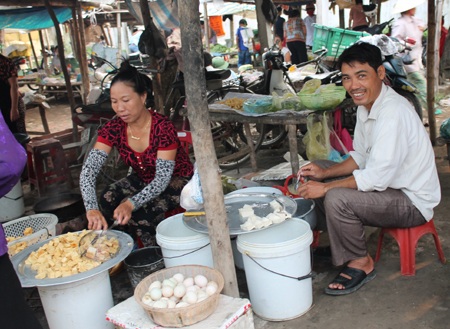 Đàn ông “buôn thúng bán bưng” - 5 Nhiều ông chồng sẵn sàng ra chợ phụ vợ mưu sinh