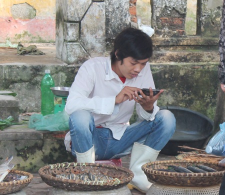 Đàn ông “buôn thúng bán bưng” - 2 Ông chủ hàng cá 24 tuổi cũng khá sành điệu