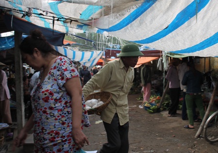 Đàn ông “buôn thúng bán bưng” - 6 Với chiếc rổ tre, dăm túi muối, ông Phương đi bán muối dạo trong các chợ quê