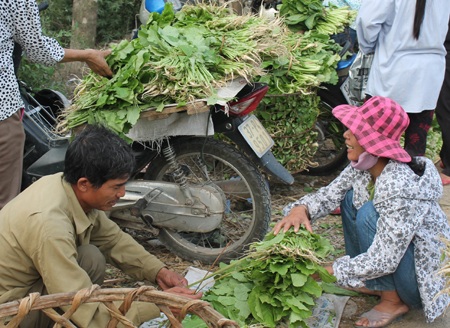 Đàn ông “buôn thúng bán bưng” - 8 Những hình ảnh như thế này không còn lạ lẫm ở các chợ quê