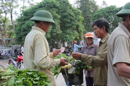 Đàn ông “buôn thúng bán bưng” - 7 Bán hết hàng, ông Phương mua dưa cải về muối và bán lại cho các bà hàng xén khác