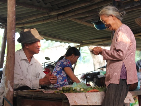 Đàn ông “buôn thúng bán bưng” - 4 84 tuổi, ông Hậu vẫn đi bán trầu cau ở chợ quê như một cách để trả nợ đời