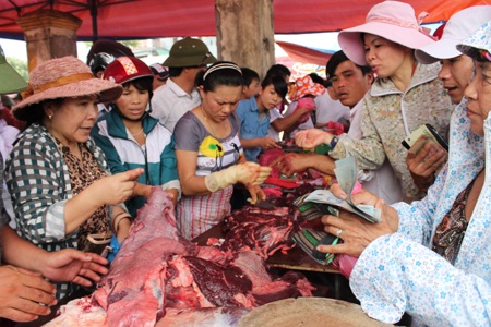 Thịt trâu chọi rớt giá vì nghi bị trâu thường trà trộn - 21 Giá thịt trâu giảm 1/3 so với ngày hôm qua