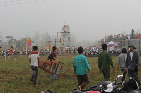 Dịch vụ thuê chỗ đứng “hốt bạc” tại lễ hội chọi trâu - 4 Khiêng cả ghế ra sân chọi để tiết kiệm mấy chục nghìn đồng