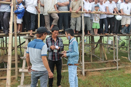 Dịch vụ thuê chỗ đứng “hốt bạc” tại lễ hội chọi trâu - 7 Những chiếc khán đài dã chiến chật như nêm vẫn được bổ sung thêm khán giả