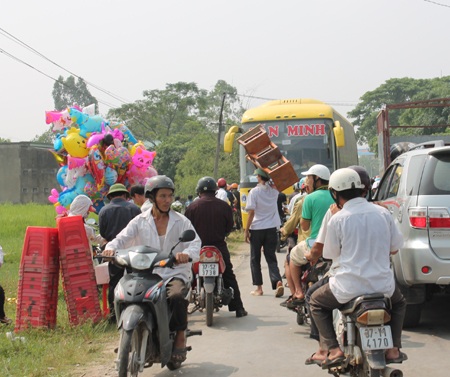Dịch vụ thuê chỗ đứng “hốt bạc” tại lễ hội chọi trâu - 3 Khiêng cả ghế ra sân chọi để tiết kiệm mấy chục nghìn đồng