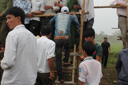 Dịch vụ thuê chỗ đứng “hốt bạc” tại lễ hội chọi trâu - 8 Những chiếc khán đài dã chiến chật như nêm vẫn được bổ sung thêm khán giả