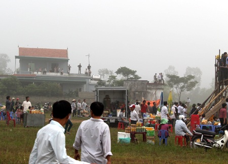 Dịch vụ thuê chỗ đứng “hốt bạc” tại lễ hội chọi trâu - 6 Tìm đủ mọi cách để có thể xem được chọi trâu