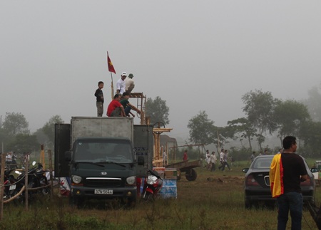Dịch vụ thuê chỗ đứng “hốt bạc” tại lễ hội chọi trâu - 5 Tìm đủ mọi cách để có thể xem được chọi trâu