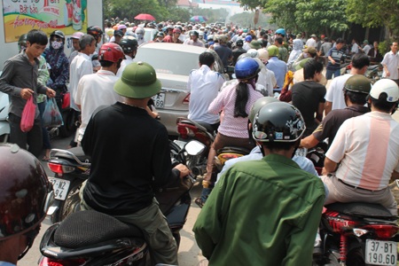 Dịch vụ thuê chỗ đứng “hốt bạc” tại lễ hội chọi trâu - 1 Tắc đường kéo dài cả km trên đường Vinh - Cửa Hội đoạn đi qua khu vực có lễ hội chọi trâu