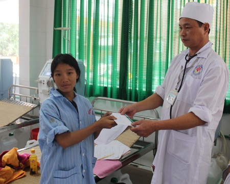 Cô gái mắc bệnh chân voi đã trải qua đợt phẫu thuật đầu tiên - 2 Bác sỹ Bùi Đình Đức thay mặt PV Báo Dân trí trao quà tới chị Nguyễn Thị Phương