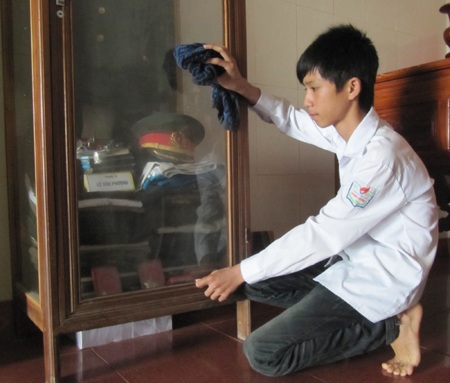 Chuyện về người lính đã hy sinh trong lũ dữ - 2 Những di vật của liệt sĩ Lê Văn Phượng được vợ con anh cất giữ như báu vật