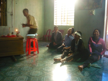 Nước mắt hòa với nước mắt