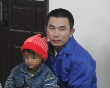 18 năm tù cho gã chồng giết vợ, dựng hiện trường giả - 1 Nguyễn Văn Nhuần và giây phút hiếm hoi được ôm con trước ngày thi hành án